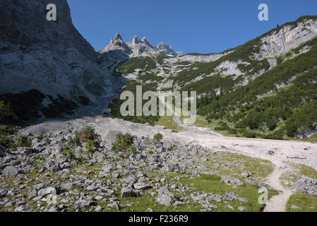 Gruppo di escursionisti sul sentiero di montagna Zugspitze attraverso il Reintal Foto Stock