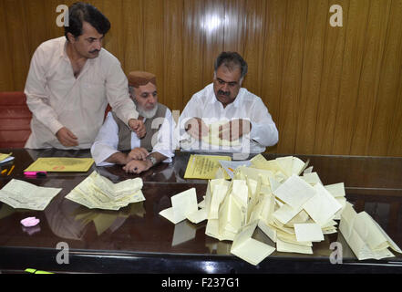 Elezione degli ufficiali sono il conteggio dei voti espressi dopo il polling a Quetta Camere di Commercio giovedì, 10 settembre 2015. Foto Stock