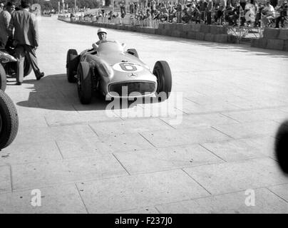 Stirling Moss nella sua Mercedes W196 entrare ai box GP di Monaco Monte Carlo 1955 Foto Stock