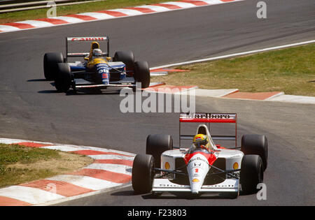Ayrton Senna in una Marlboro Mclaren racing Nigel Mansell su Williams Honda gara di Formula Uno degli anni novanta Foto Stock