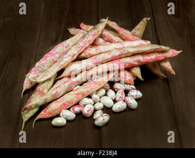 Mazzetto di fagioli bianchi e rossi sul tavolo di legno Foto Stock