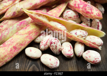 Mazzetto di fagioli bianchi e rossi sul tavolo di legno Foto Stock