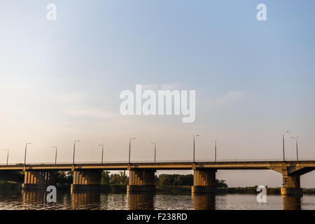 Ponte sul fiume al tramonto Foto Stock