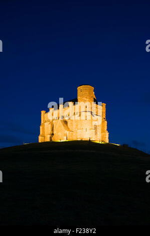 Santa Caterina Cappella illuminata a tropicali giardini illuminati evento a Abbotsbury Giardini in Dorset, England, Regno Unito Foto Stock