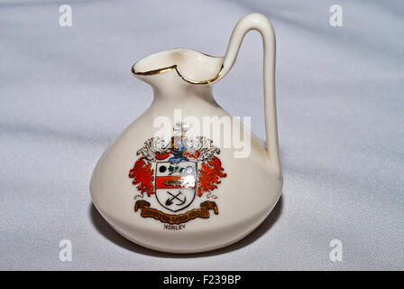 Ceramica piccola caraffa in ceramica con stemma della città dipinta sul lato Foto Stock