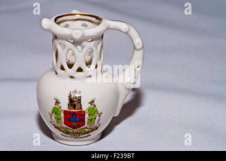 Piccola brocca con stemma della città dipinta sul lato da nottingham Foto Stock