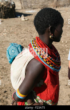 Ragazza africana e baby da Samburu tribù in un villaggio locale del Kenya Foto Stock