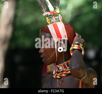 Un uomo da Samburu tribù in Kenya, mostrano i loro abiti tradizionali Foto Stock