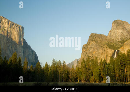 Vista di Bridal Veil Falls, Half Dome e El Capitan nella Yosemite Valley, Yosemite National Park, California, Stati Uniti d'America Foto Stock