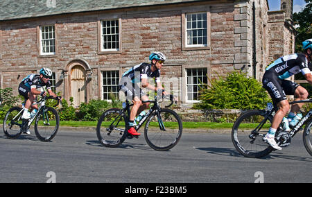 Cumbria, Regno Unito. 10 Settembre, 2015. Tour della Gran Bretagna Stage 5. Da sinistra a destra, Mark Cavendish, Zdenek Stybar e Mark Renshaw del team Etixx Quick-Step, ciclo attraverso il villaggio Cumbran di Greystoke come principale peloton passa attraverso. Credito: Julie friggitrice/Alamy Live News Foto Stock