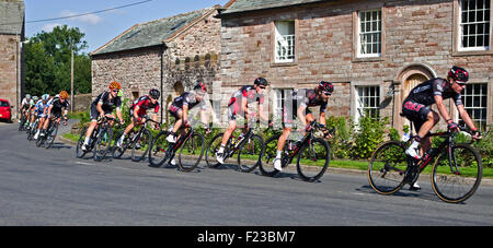 Cumbria, Regno Unito. 10 Settembre, 2015. Tour della Gran Bretagna Stage 5. Piloti nella principale ciclo peloton nel villaggio di pennini di Greystoke in un pomeriggio soleggiato. Credito: Julie friggitrice/Alamy Live News Foto Stock