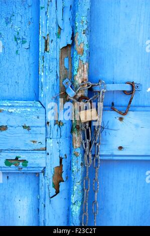 Vecchio Blu porte dipinte nel villaggio di Langada, Amorgos, Grecia Foto Stock