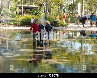 Ragazzi giovani schizzi a Bosque Fontana in Battery Park, New York, Stati Uniti d'America Foto Stock