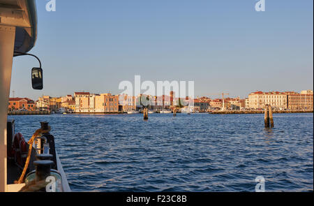 Il vaporetto da Venezia arrivando a sunrise presso l'isola di Chioggia famoso per la pesca e il merletto Veneto Italia Europa Foto Stock