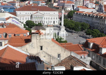 Vista dalla parte superiore della Piazza Rossio a Lisbona, con D.Maria Theatre e Pedro IV COLONNA monumento Foto Stock