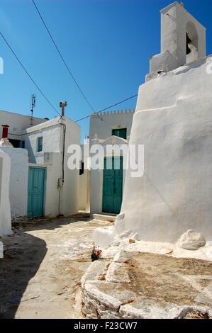 Street nella Chora di Amorgos un'isola greca delle Cicladi Foto Stock