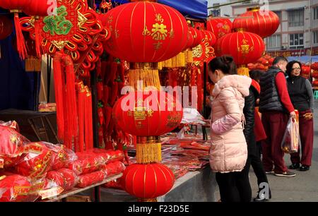 Pengzhou, Cina: People shopping per il nuovo anno lunare cinese decorazioni venduti dai fornitori a lungo Xing mercato all'aperto Foto Stock