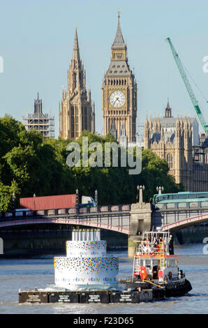 Londra, UK, 10 settembre 2015, per eBay ventesimo compleanno tthey sono flottanti una massiccia torta di compleanno lungo il Tamigi. Credito: JOHNNY ARMSTEAD/Alamy Live News Foto Stock