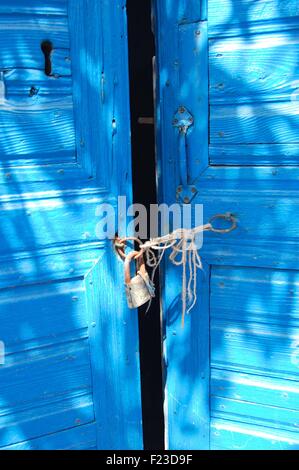 Porte blu sull'isola greca di Amorgos Foto Stock