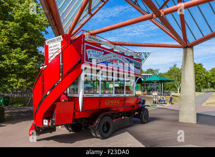 Il vecchio autobus per il trasporto dei visitatori al di fuori del National Motor Museum di Beaulieu, Hampshire, Inghilterra, Regno Unito Foto Stock