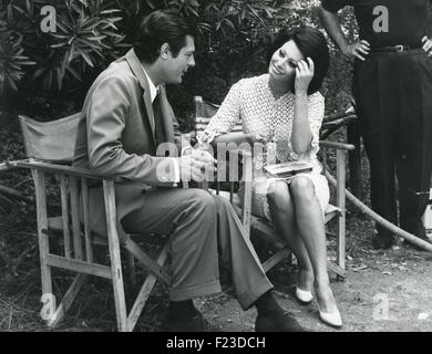 SOPHIA LOREN con Marcello Mastroianni durante le riprese di matrimonio in stile italiano nel 1964 Foto Stock