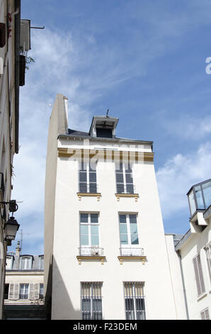 Facciata di un edificio bianco con appartamenti su un cielo blu sullo sfondo Foto Stock