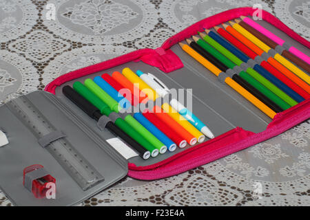 Astuccio rosa da bambina, astuccio per la scuola con pennarelli e matite  Stock Photo