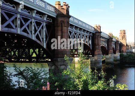 Glasgow, Scotland, Regno Unito. 10 Settembre, 2015. Rinnovato Gorbals ponte ferroviario in estate sole Credito: Tony Clerkson/Alamy Live News Foto Stock