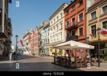 Giorno di estate su Chelminska Street a Torun, Polonia. Patrimonio mondiale dell'UNESCO. Foto Stock