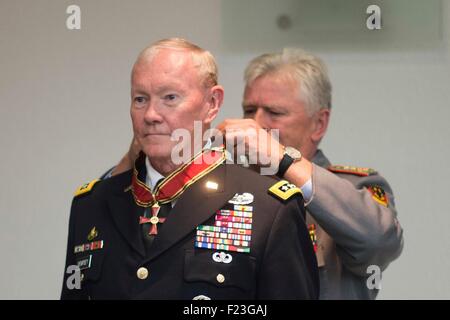 Berlino, Germania. 10 Settembre, 2015. Stati Uniti Presidente del Joint Chiefs gen. Martin Dempsey viene assegnato il Cavaliere Comandante Croce dell'Ordine al Merito della Repubblica federale di Germania dal gen. Volker Wieker, Tedesco Capo della difesa nel corso di una cerimonia presso il Ministero della Difesa, 10 settembre 2015 a Berlino, Germania. Foto Stock