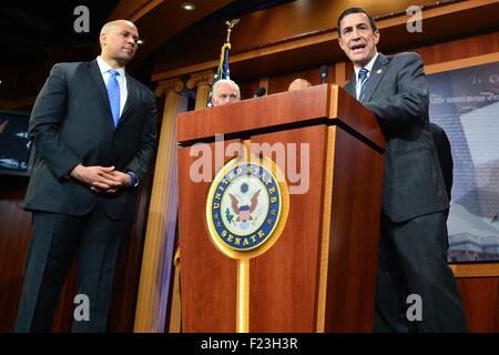 Washington DC, Stati Uniti d'America. 10 Settembre, 2015. Stati Uniti I membri del Congresso degli Stati Uniti sost. Darrell Issa si unisce a un gruppo bipartisan di legislatori per introdurre la giusta opportunità atto durante una conferenza stampa come senatore Cory Booker guarda il 10 settembre 2015 a Washington, DC. La legislazione vieta federali contraenti e le agenzie federali dal chiedere circa la storia criminale di un processo ricorrente fino a quando un richiedente riceve una offerta condizionale dell'occupazione. Foto Stock