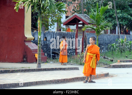 Lao novizio monaci in abiti dello zafferano Luang Prabang, Laos Foto Stock