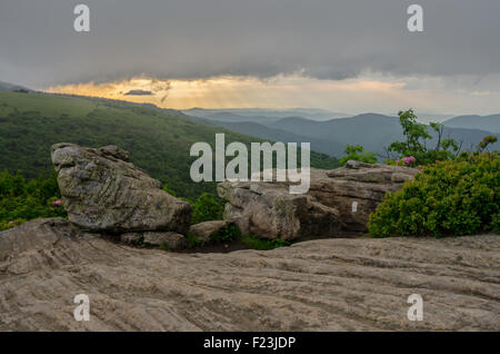 Inizia al tramonto attraverso uno strato di nubi su Stefano Montagna in Tennessee Foto Stock