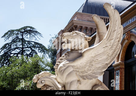 Madrid Spagna,Ispanico Retiro,Parque del Buen Retiro,Parco del Buen Retiro,città,Palacio de Velazquez,costruzione mineraria,esterno,scultura,griffin,statua,Spagna Foto Stock