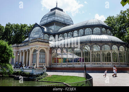 Madrid Spagna,Ispanico Retiro,Parque del Buen Retiro,Parco del Buen Retiro,città,Palacio de Cristal,Palazzo di Cristallo,vetro,edificio,stagno,esterno,serra,ir Foto Stock