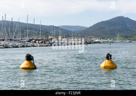 Giallo due boe galleggiante su un mare Foto Stock