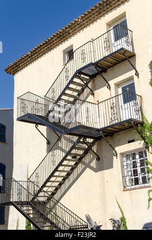 Facciata di un edificio beige con fuoriuscita di sicurezza fire exit Foto Stock