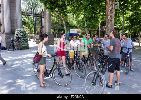 Madrid Spagna,Ispanico Retiro,Parque del Buen Retiro,parco cittadino,bicicletta,bicicletta,equitazione,ciclismo,ciclista,biciclette,uomo ispanico uomini maschio,donna donne, Foto Stock