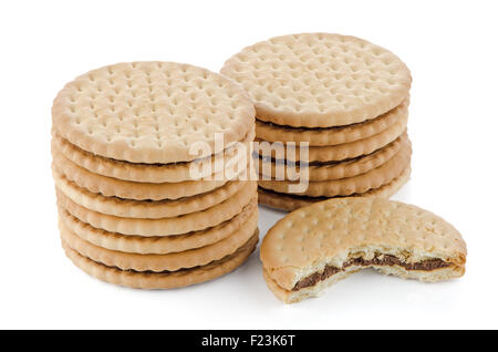 Doppio biscotto con ripieno di cioccolato ripieno su sfondo bianco Foto Stock