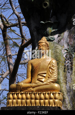 Statuaria buddista sul Monte Phou Si. Luang Prabang, Laos. Buddha seduto Foto Stock