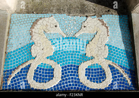 Ippocampo su mozaic patchwork blu e bianco Foto Stock