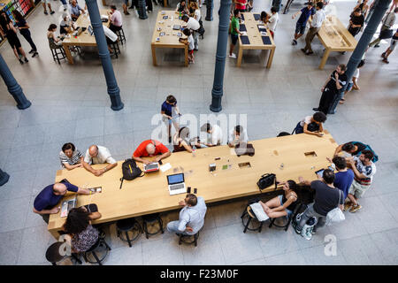 Madrid Spagna,Centro etnico ispanico,Plaza de la Puerta del Sol,Apple Store,interno,vendita espositiva,vetrina,showroom,shopping shopper shoppers shop s. Foto Stock