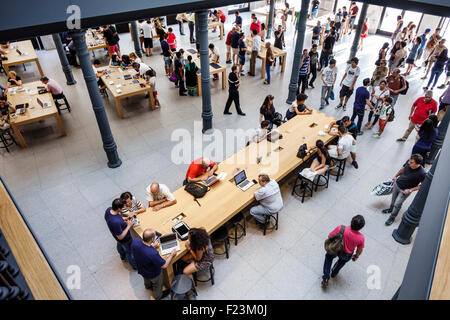 Madrid Spagna,Centro etnico ispanico,Plaza de la Puerta del Sol,Apple Store,interno,vendita espositiva,vetrina,showroom,shopping shopper shoppers shop s. Foto Stock