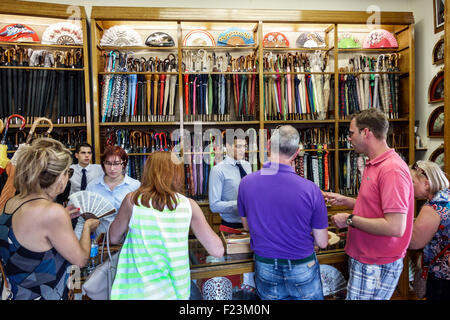 Madrid Spagna,Centro etnico ispanico,Plaza de la Puerta del Sol,shopping shopper shopping negozi mercati mercato acquisti vendita, vendita al dettaglio Foto Stock