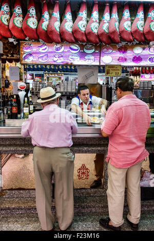 Madrid Spagna,Centro etnico ispanico,Carrera de San Jeronimo,Museo del Jamon,Museo del prosciutto,interno,ristorante ristoranti ristorazione cafe',Iber Foto Stock