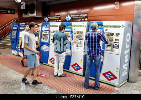 Madrid Spagna,Centro ispanico,Stazione della metropolitana Vodafone Sol,metropolitana,treno,scheda prezzo,distributore automatico,biglietto,uomo ispanico maschio,Spain150630179 Foto Stock