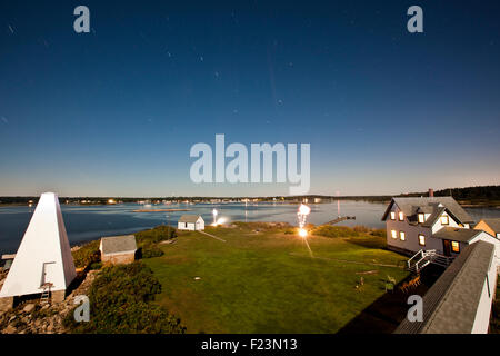 Una lunga esposizione notturno di fotografia scattata dalla Goat Island Lighthouse guardando verso Capo Focena Harbour Foto Stock