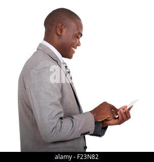 Felice African American businessman texting sul suo smart phone Foto Stock