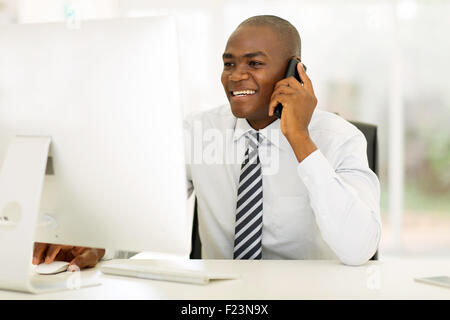 Sorridente African American businessman rendendo chiamata telefonica Foto Stock