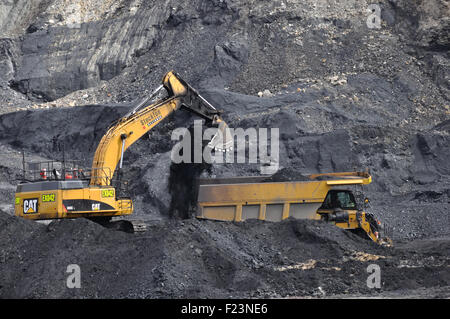 WESTPORT, Nuova Zelanda,Agosto 31, 2013: 40 ton carichi di scavo del carbone in un carrello a Stockton a cielo aperto miniera di carbone Foto Stock